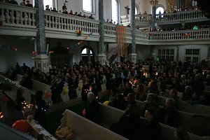 "Ukulele trifft Licht" mit Franzbergsch&uuml;lern in der Trinitatiskirche