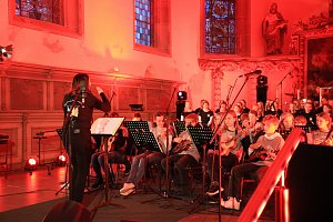 "Ukulele trifft Licht" mit Franzbergsch&uuml;lern in der Trinitatiskirche
