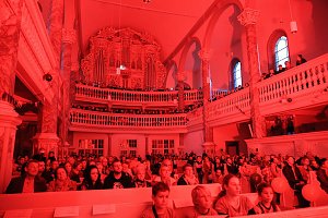 "Ukulele trifft Licht" mit Franzbergsch&uuml;lern in der Trinitatiskirche