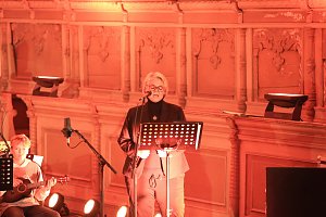 "Ukulele trifft Licht" mit Franzbergsch&uuml;lern in der Trinitatiskirche