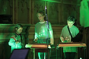 "Ukulele trifft Licht" mit Franzbergsch&uuml;lern in der Trinitatiskirche