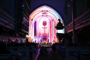 "Ukulele trifft Licht" mit Franzbergsch&uuml;lern in der Trinitatiskirche