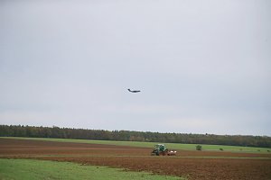 Airbus fliegt im Tiefflug &uuml;ber Felder im Kyffh&auml;userkreis