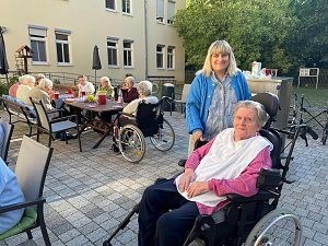 Leckeres Fr&uuml;hst&uuml;ck im Freien - Pflegeheim Gr&uuml;ningen