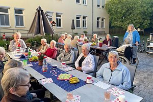 Leckeres Fr&uuml;hst&uuml;ck im Freien - Pflegeheim Gr&uuml;ningen
