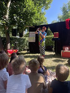 Beim Sommerfest der AWO Kita Hinze Kidz" in Oldisleben hatten die KInder Spa&szlig; mit dem Clown Friedolin
