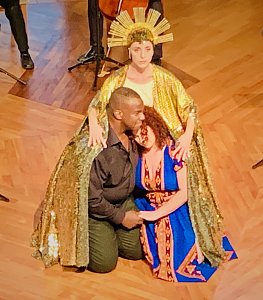 Beeindruckene Schlussszene in der Opernerz&auml;hlung "AIDA" im Achteckhaus Sondershausen. li. Tenor Marvin Scott (Rolle: Radames); re. Carla Antunes (Rolle: Aida); m.h. Irene Lopez Ross (T&auml;nzerin)