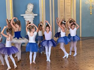 Die T&auml;nzer und T&auml;nzerinnen im Blauen Saal in Sondershausen