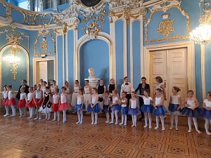 Die T&auml;nzer und T&auml;nzerinnen im Blauen Saal in Sondershausen