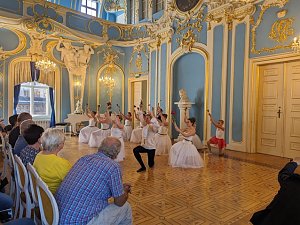 Die T&auml;nzer und T&auml;nzerinnen im Blauen Saal in Sondershausen
