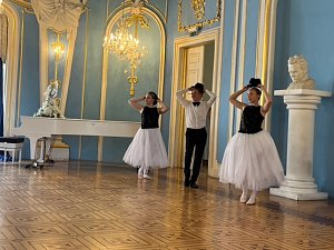 Die T&auml;nzer und T&auml;nzerinnen im Blauen Saal in Sondershausen