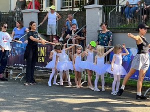 Die T&auml;nzer und T&auml;nzerinnen im Blauen Saal in Sondershausen