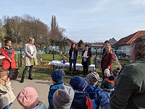 Gro&szlig;e Freude &uuml;ber das neue Spielger&auml;t herrschte bei den Bebraspatzen