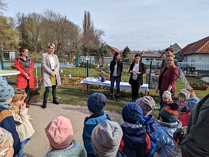 Gro&szlig;e Freude &uuml;ber das neue Spielger&auml;t herrschte bei den Bebraspatzen