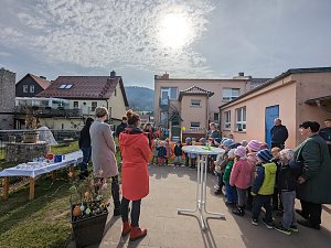 Gro&szlig;e Freude &uuml;ber das neue Spielger&auml;t herrschte bei den Bebraspatzen