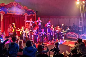 Die Akrobaten im Projektzirkus Andre Sperlich Dreamland in Bad Frankenhausen