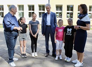 Emilia, Emma, Sophie und Helene, Sch&uuml;lerinnen der Staatlichen Grundschule Adolph Diesterweg, kamen mit Minister Helmut Holter (Die LINKE) und Landr&auml;tin Antje-Hochwind-Schneider (SPD) ins Gespr&auml;ch