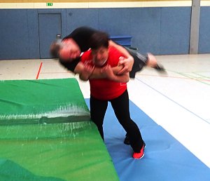 Lehrgang f&uuml;r Selbstverteidigung und Selbstbehauptung f&uuml;r Frauen in der Zweifelderhalle in Bad Frankenhausen