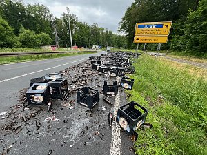 F&uuml;r immer verloren: ein Lkw verlor am morgen eine Ladung Bier auf der Bundesstra&szlig;e
