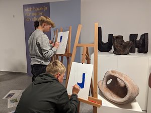 Die Sch&uuml;lerinnen und Sch&uuml;ler der Regelschule am Franzberg durften die Werke von Heinz Scharr eigenst&auml;ndig interpretieren