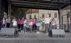 Kindertanzgruppe Barbariski beim Kinderfestival