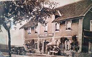 1275 Jahre Etzleben - Das Gasthaus F&uuml;rst Bismark aus den 40er Jahren (vor dem Bahn&uuml;bergang)