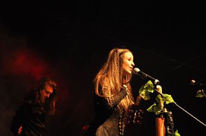 John Michae Kelly & Frau Maite Itoiz im Gehege