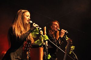 John Michae Kelly & Frau Maite Itoiz im Gehege