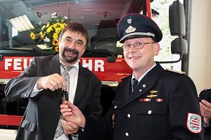 Neues L&ouml;schfahrzeug &uuml;bergeben