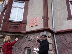 Gedenktafel enth&uuml;llt