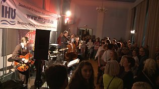 Bild: Die Ballroomshakers sorgten f&uuml;r eine volle Tanzfl&auml;che im Theater