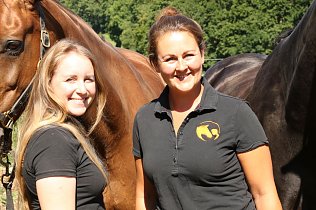 Bild: Julia (links) und Franziska dienen als &Uuml;bersetzer zwischen Mensch und Tier und sorgen auch f&uuml;r den "Alltagstransfer" des Erlebten