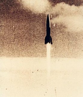 Bild: Der erste sowjetische Start einer (sowjetischen V2) R1 gelang am 18. Oktober 1947 um 10:47 Uhr Ortszeit