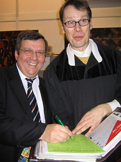 Peter Albach mit Kartoffelpater (Foto: Presseb&uuml;ro Peter Albach)