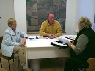 Gerald Br&ouml;del, Margot Sch&uuml;chner (links) und Goldi Morcinek. (Foto: Henze)