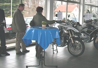 Besucher am Bike (Foto: Karl-Heinz Herrmann)