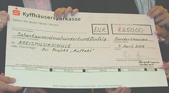 Scheck f&uuml;r die Musikschule (Foto: Karl-Heinz Herrmann)