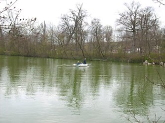 Schlauchboot auf gro&szlig;em Parkteich (Foto: Karl-Heinz Herrmann)