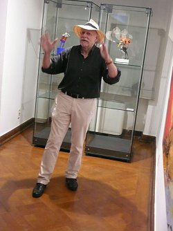 Der Meister erkl&auml;rt sein Werk (Foto: Dr. Wolfgang R. Pientka)