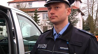 Polizeioberkommissar Matthias Hofmann und seinen Kollegen begegnen die Kontrollierten heute zumeist mit Verst&auml;ndnis (Foto: Angelo Glashagel)