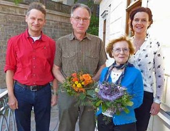 Mit einem Dankesch&ouml;n verabschiedet (Foto: Landratsamt Kyffh&auml;userkreis)