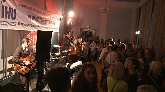 Die Ballroomshakers sorgten f&uuml;r eine volle Tanzfl&auml;che im Theater (Foto: Angelo Glashagel)