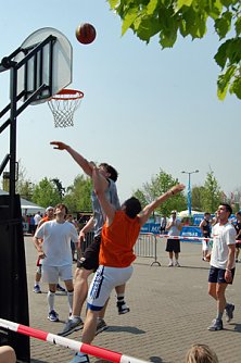 Auf zur Party unterm Korb! (Foto: Landratsamt Kyffh&auml;userkreis)