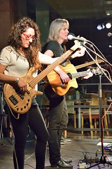 Zum Konzert von Lynne Hanson & Band aus Kanada (Foto: Fred B&ouml;hme)