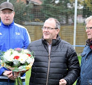 Trikot&uuml;bergabe in Ringleben (Foto: Privat)
