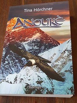 H&ouml;rchner liest aus ANOUKE (Foto: Tobias Schneegans)