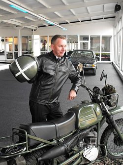 Autonarr Oliver W&ouml;nnmann mit seinem Motorrad (Foto: Angelo Glashagel)