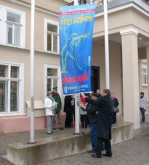 Fahnenaktion 2007 B&uuml;rgermeister Joachim Kreyer beim Hissen (Foto: Karl-Heinz Herrmann)
