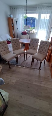Tisch mit 4 St&uuml;hlen (Foto: )