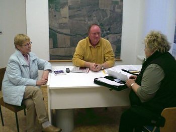 Gerald Br&ouml;del, Margot Sch&uuml;chner (links) und Goldi Morcinek. (Foto: Henze)